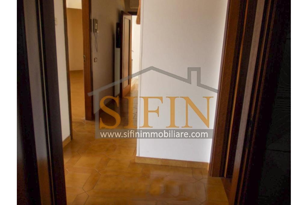 Palazzina con giardino - Carife, via Contardi, in posizione sovrastante e panoramica, proponiamo in vendita palazzina di compressivi mq. 240,00