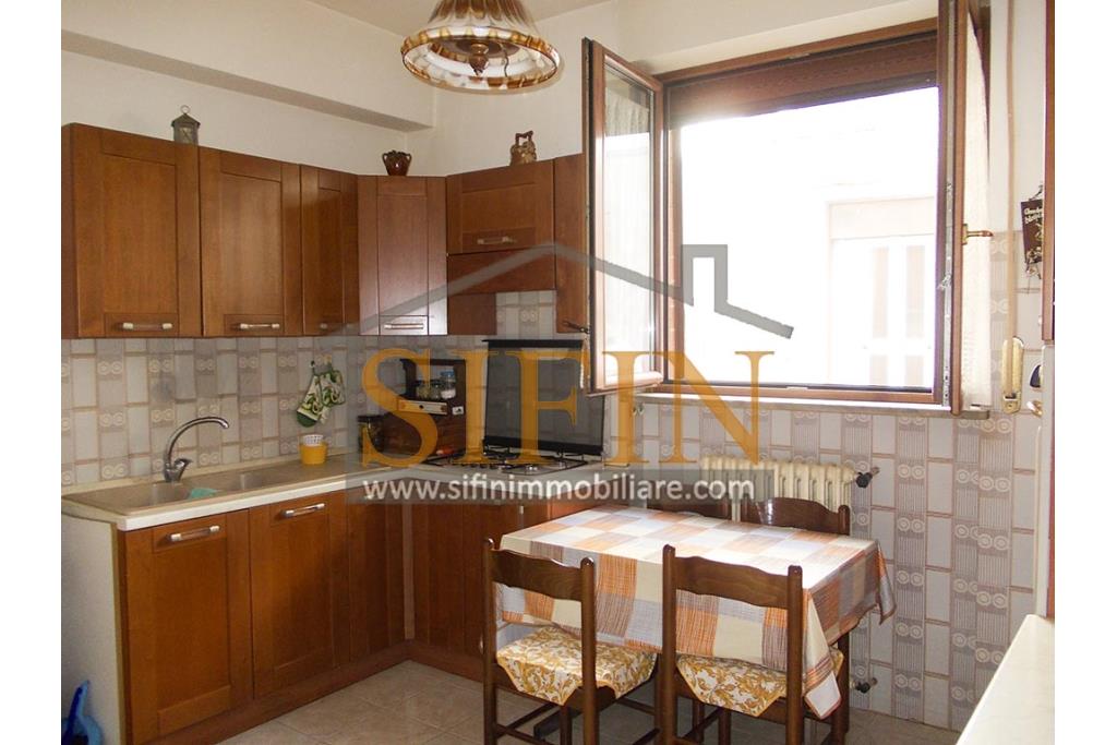 Palazzina con giardino - Carife, via Contardi, in posizione sovrastante e panoramica, proponiamo in vendita palazzina di compressivi mq. 240,00