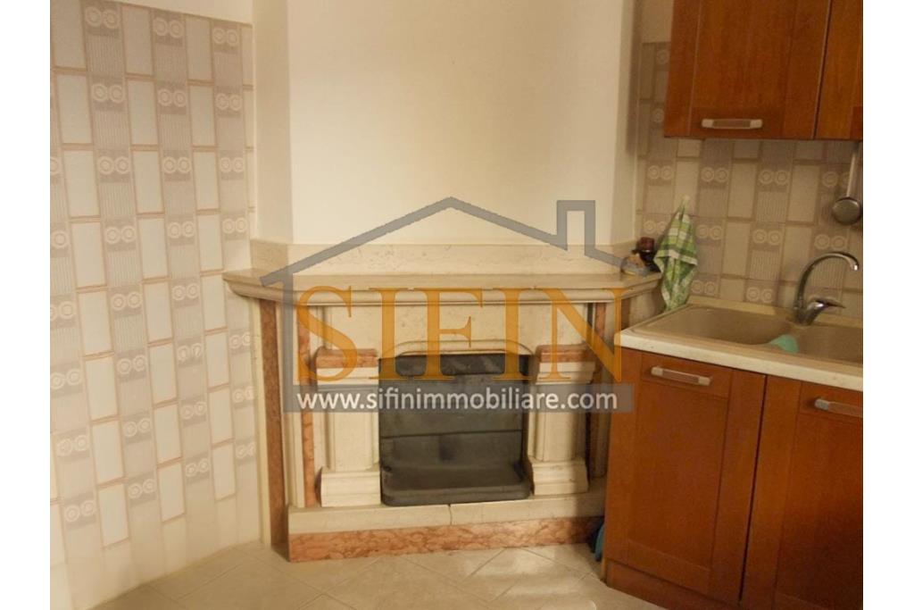 Palazzina con giardino - Carife, via Contardi, in posizione sovrastante e panoramica, proponiamo in vendita palazzina di compressivi mq. 240,00