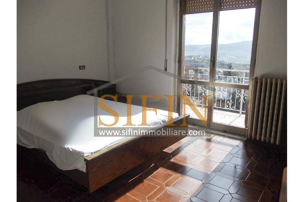 Palazzina con giardino - Carife, via Contardi, in posizione sovrastante e panoramica, proponiamo in vendita palazzina di compressivi mq. 240,00