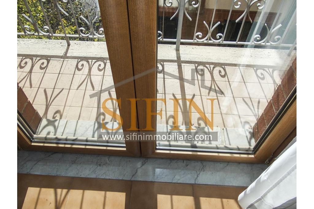 Palazzina con giardino - Carife, via Contardi, in posizione sovrastante e panoramica, proponiamo in vendita palazzina di compressivi mq. 240,00