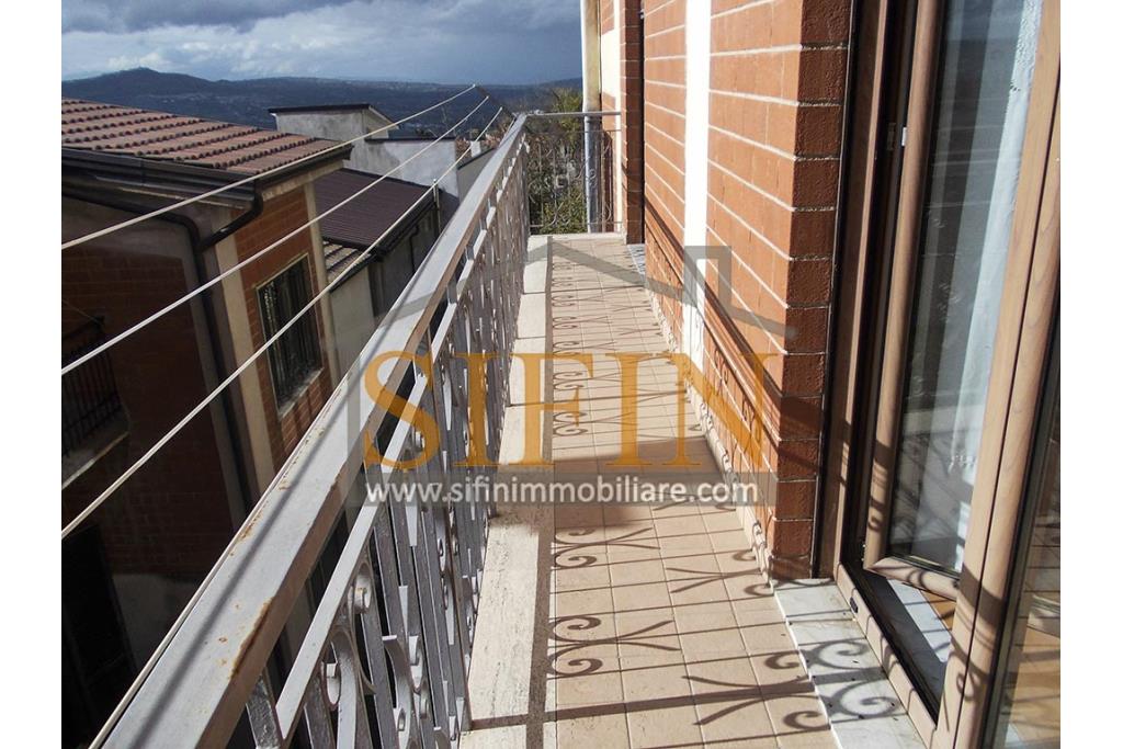 Palazzina con giardino - Carife, via Contardi, in posizione sovrastante e panoramica, proponiamo in vendita palazzina di compressivi mq. 240,00