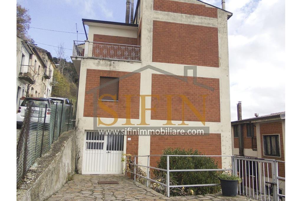 Palazzina con giardino - Carife, via Contardi, in posizione sovrastante e panoramica, proponiamo in vendita palazzina di compressivi mq. 240,00