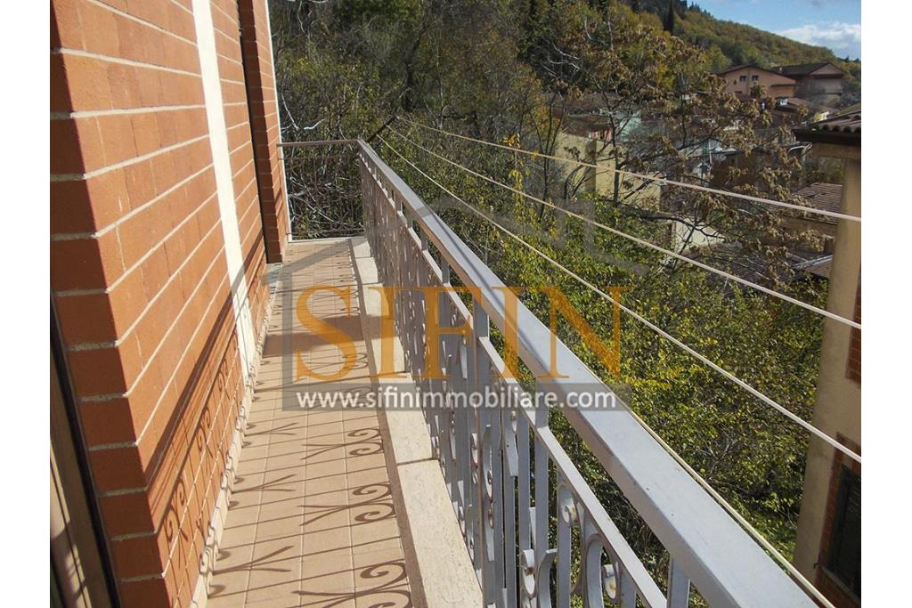 Palazzina con giardino - Carife, via Contardi, in posizione sovrastante e panoramica, proponiamo in vendita palazzina di compressivi mq. 240,00