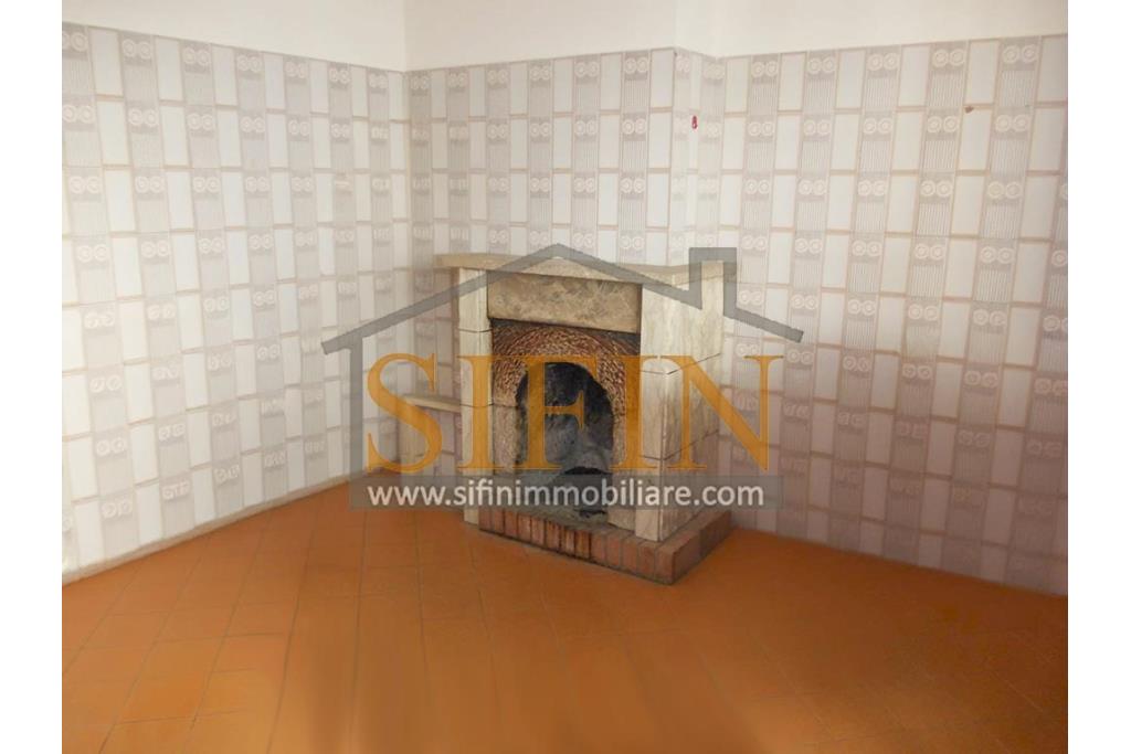 Palazzina con giardino - Carife, via Contardi, in posizione sovrastante e panoramica, proponiamo in vendita palazzina di compressivi mq. 240,00