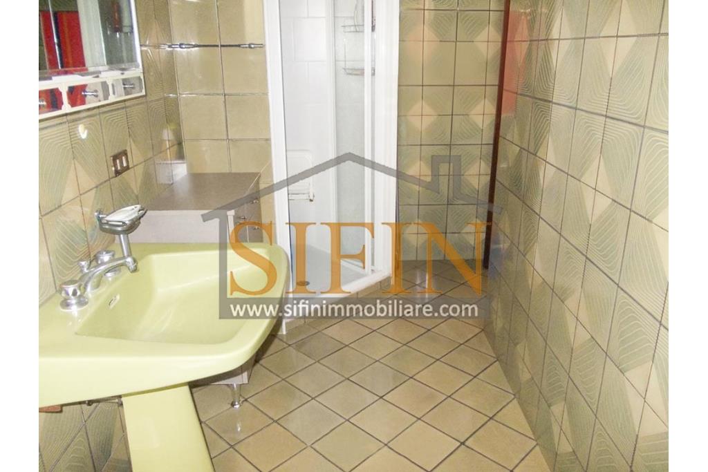 Palazzina con giardino - Carife, via Contardi, in posizione sovrastante e panoramica, proponiamo in vendita palazzina di compressivi mq. 240,00