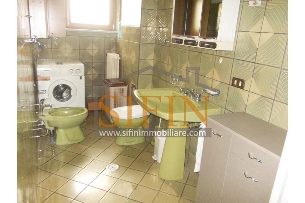 Palazzina con giardino - Carife, via Contardi, in posizione sovrastante e panoramica, proponiamo in vendita palazzina di compressivi mq. 240,00