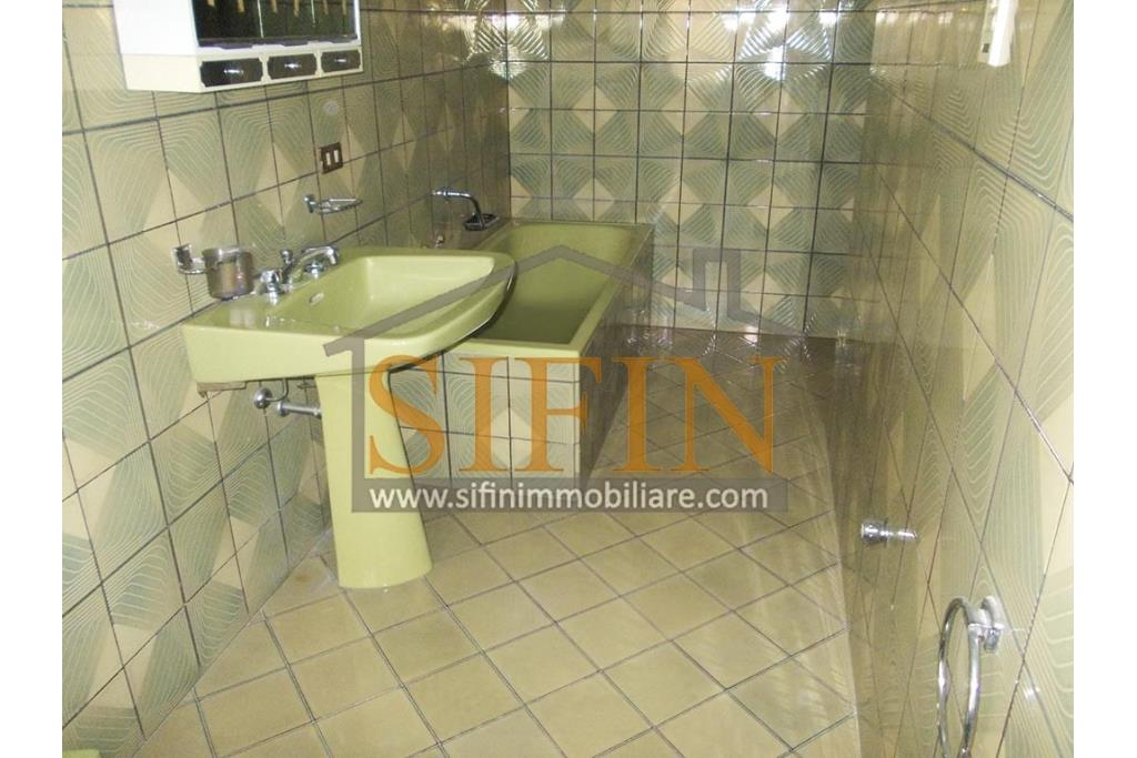 Palazzina con giardino - Carife, via Contardi, in posizione sovrastante e panoramica, proponiamo in vendita palazzina di compressivi mq. 240,00