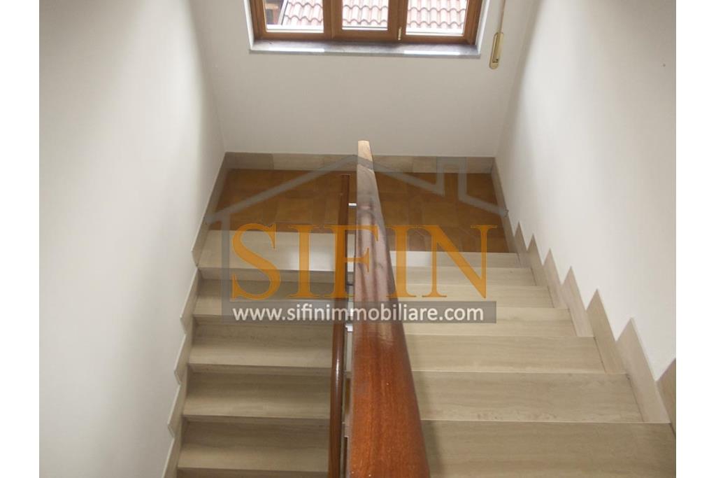 Palazzina con giardino - Carife, via Contardi, in posizione sovrastante e panoramica, proponiamo in vendita palazzina di compressivi mq. 240,00