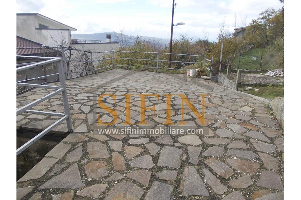 Palazzina con giardino - Carife, via Contardi, in posizione sovrastante e panoramica, proponiamo in vendita palazzina di compressivi mq. 240,00