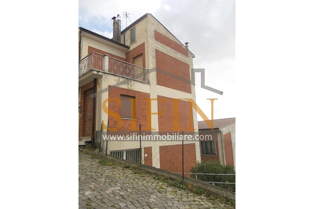 Palazzina con giardino - Carife, via Contardi, in posizione sovrastante e panoramica, proponiamo in vendita palazzina di compressivi mq. 240,00