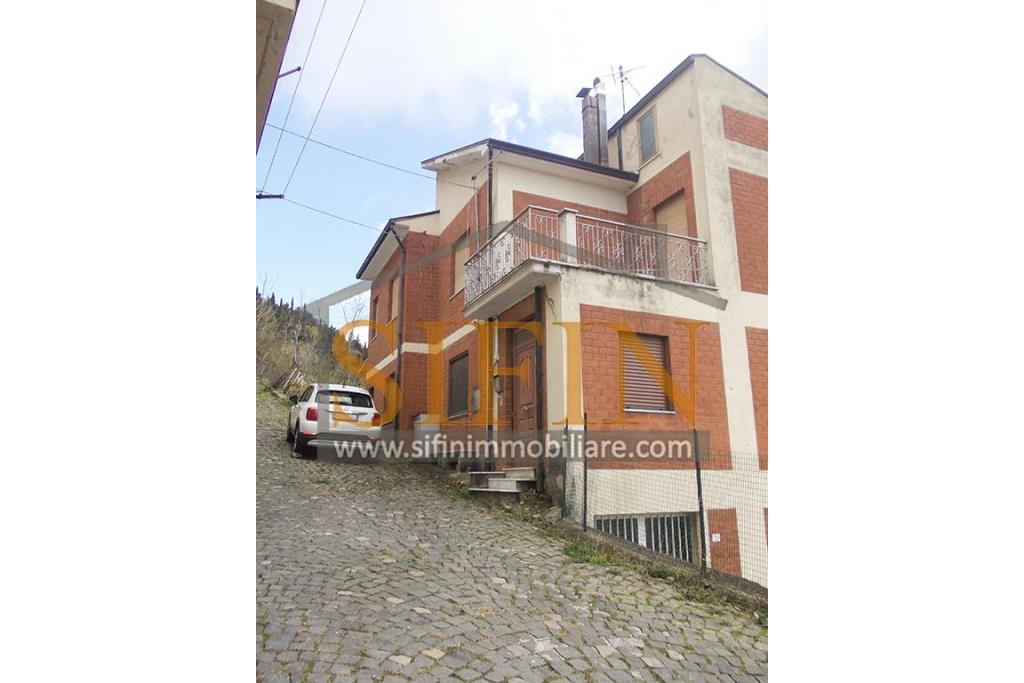 Palazzina con giardino - Carife, via Contardi, in posizione sovrastante e panoramica, proponiamo in vendita palazzina di compressivi mq. 240,00