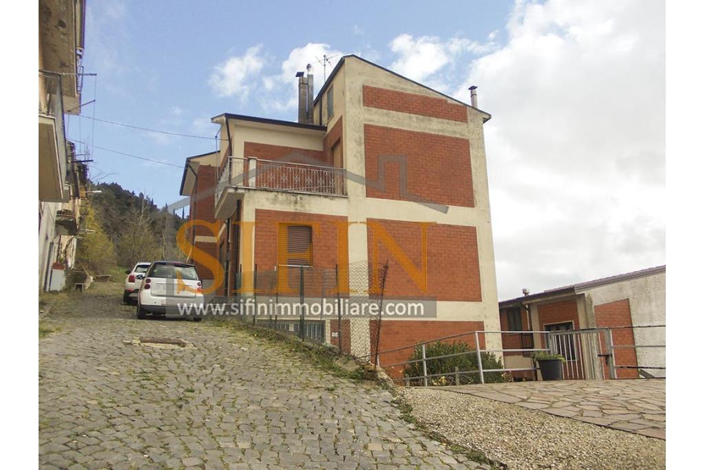 Palazzina con giardino - Carife, via Contardi, in posizione sovrastante e panoramica, proponiamo in vendita palazzina di compressivi mq. 240,00