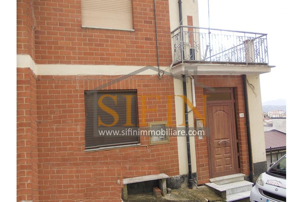 Palazzina con giardino - Carife, via Contardi, in posizione sovrastante e panoramica, proponiamo in vendita palazzina di compressivi mq. 240,00