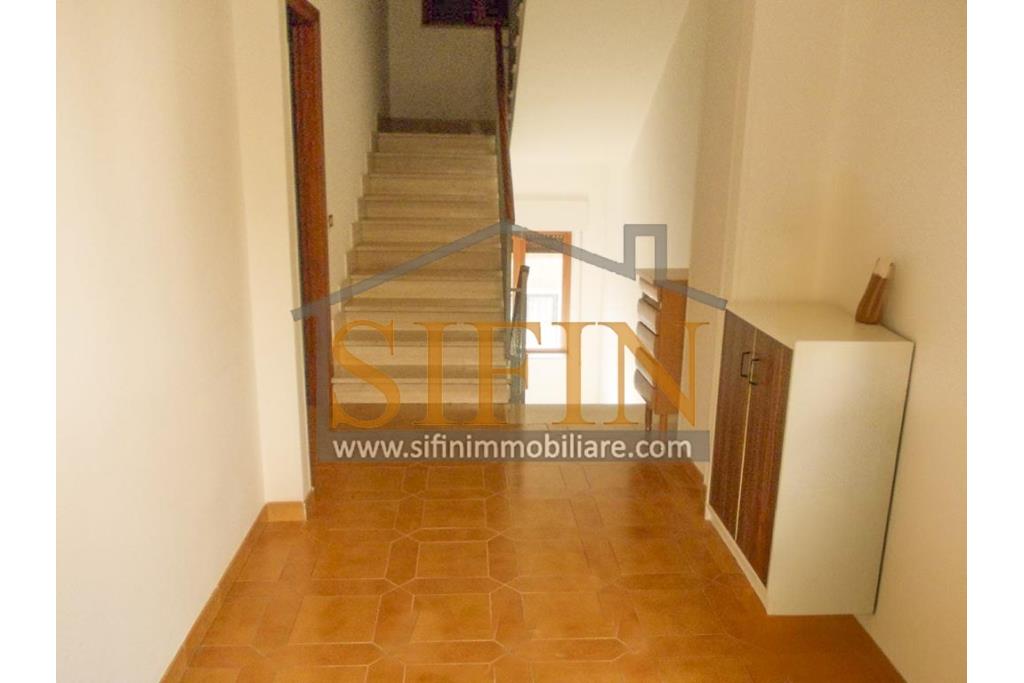 Palazzina con giardino - Carife, via Contardi, in posizione sovrastante e panoramica, proponiamo in vendita palazzina di compressivi mq. 240,00