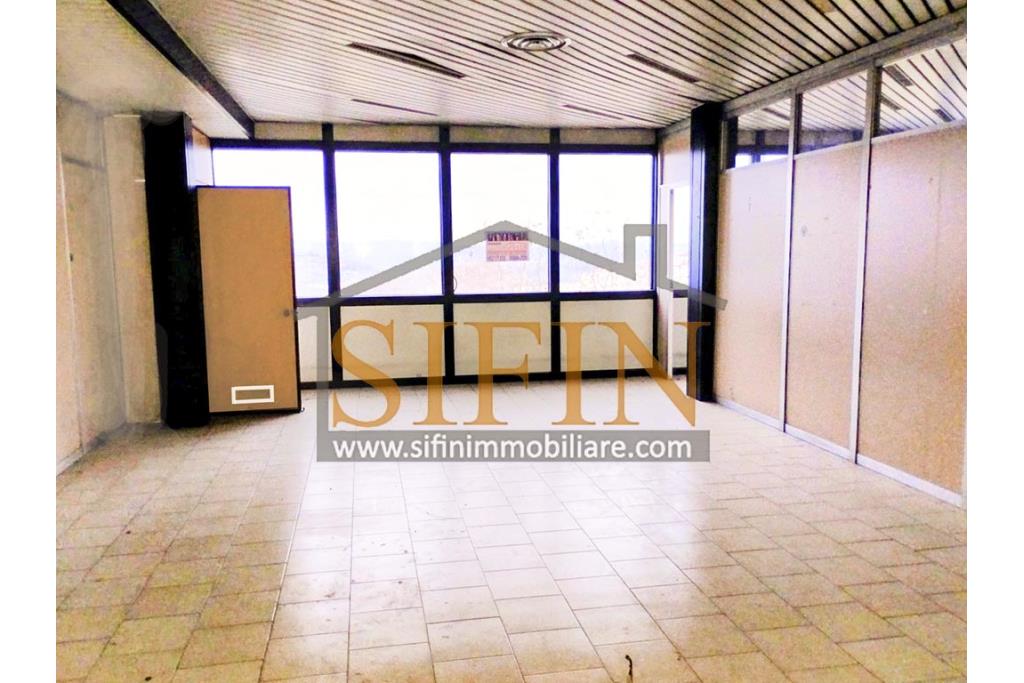 Ufficio mq. 500,00 - Ariano Irpino (AV), sulla centrale Via XXV aprile, appartamento di mq. 500,00 ca. con attuale destinazione categoria A/10 (ufficio)