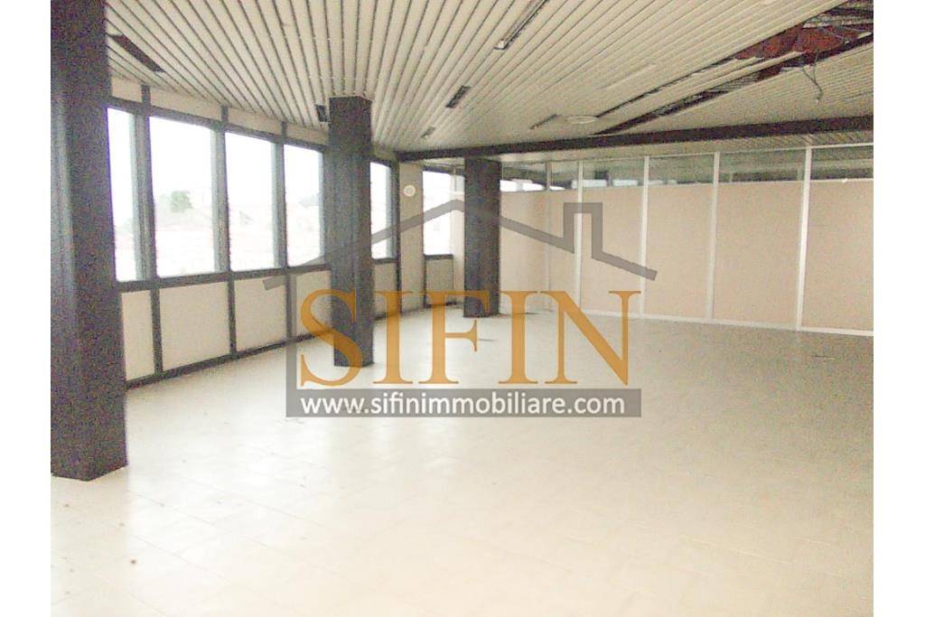 Ufficio mq. 500,00 - Ariano Irpino (AV), sulla centrale Via XXV aprile, appartamento di mq. 500,00 ca. con attuale destinazione categoria A/10 (ufficio)