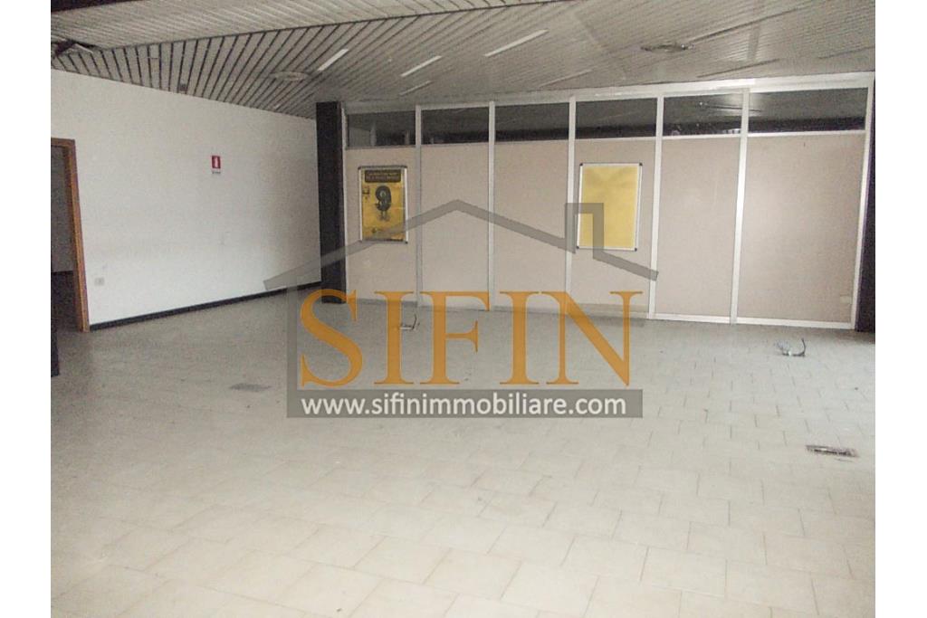 Ufficio mq. 500,00 - Ariano Irpino (AV), sulla centrale Via XXV aprile, appartamento di mq. 500,00 ca. con attuale destinazione categoria A/10 (ufficio)