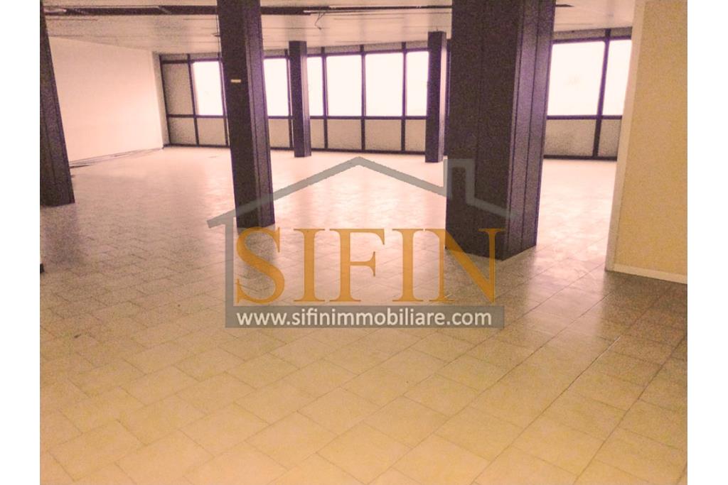 Ufficio mq. 500,00 - Ariano Irpino (AV), sulla centrale Via XXV aprile, appartamento di mq. 500,00 ca. con attuale destinazione categoria A/10 (ufficio)