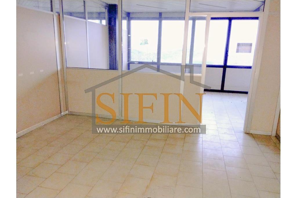 Ufficio mq. 500,00 - Ariano Irpino (AV), sulla centrale Via XXV aprile, appartamento di mq. 500,00 ca. con attuale destinazione categoria A/10 (ufficio)