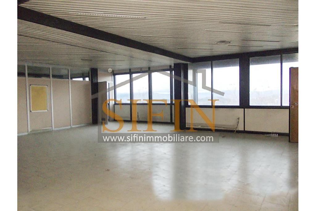 Ufficio mq. 500,00 - Ariano Irpino (AV), sulla centrale Via XXV aprile, proponiamo in locazione appartamento di mq. 500,00 ca. con attuale destinazione d'uso 