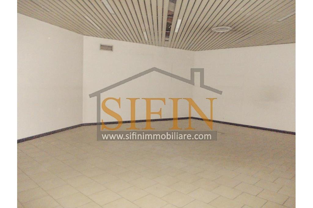 Ufficio mq. 500,00 - Ariano Irpino (AV), sulla centrale Via XXV aprile, proponiamo in locazione appartamento di mq. 500,00 ca. con attuale destinazione d'uso 