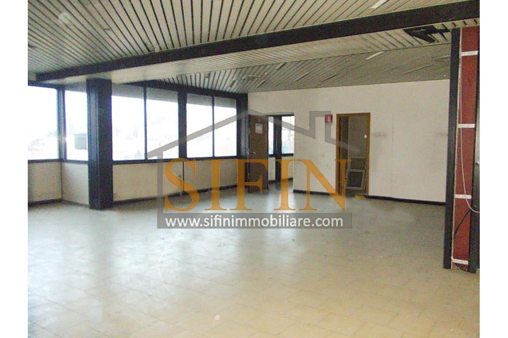 Ufficio mq. 500,00 - Ariano Irpino (AV), sulla centrale Via XXV aprile, proponiamo in locazione appartamento di mq. 500,00 ca. con attuale destinazione d'uso 