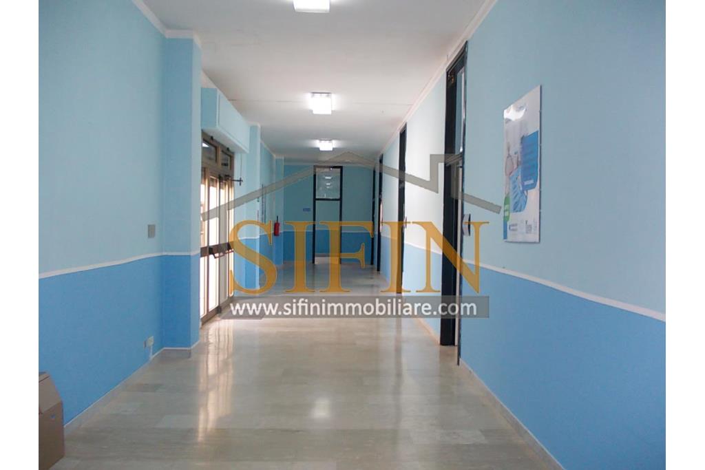 Locale Commerciale - Grottaminarda (AV) via Condotto, proponiamo in locazione locale commerciale di mq. 400,00 oltre a mq. 450,00 di piazzale ad uso esclusivo.