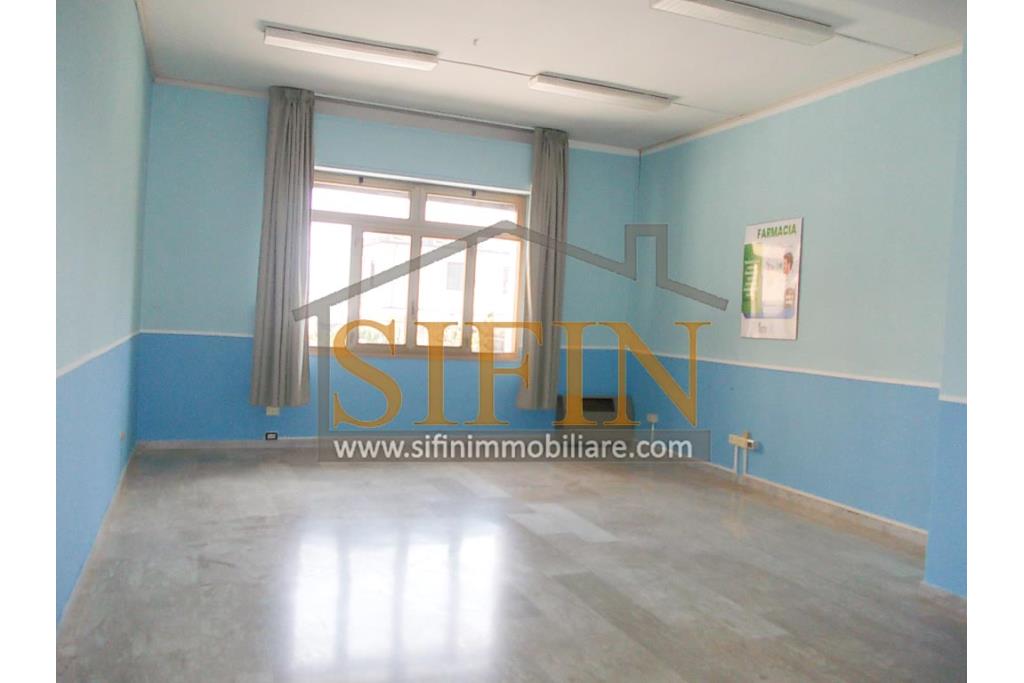 Locale Commerciale - Grottaminarda (AV) via Condotto, proponiamo in locazione locale commerciale di mq. 400,00 oltre a mq. 450,00 di piazzale ad uso esclusivo.