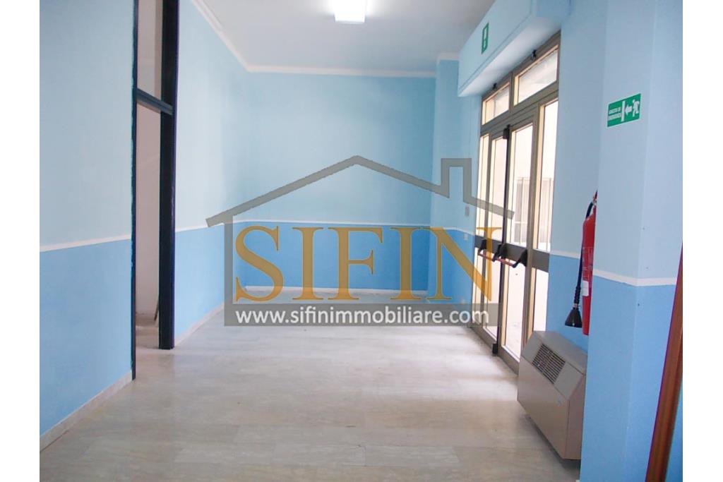 Locale Commerciale - Grottaminarda (AV) via Condotto, proponiamo in locazione locale commerciale di mq. 400,00 oltre a mq. 450,00 di piazzale ad uso esclusivo.