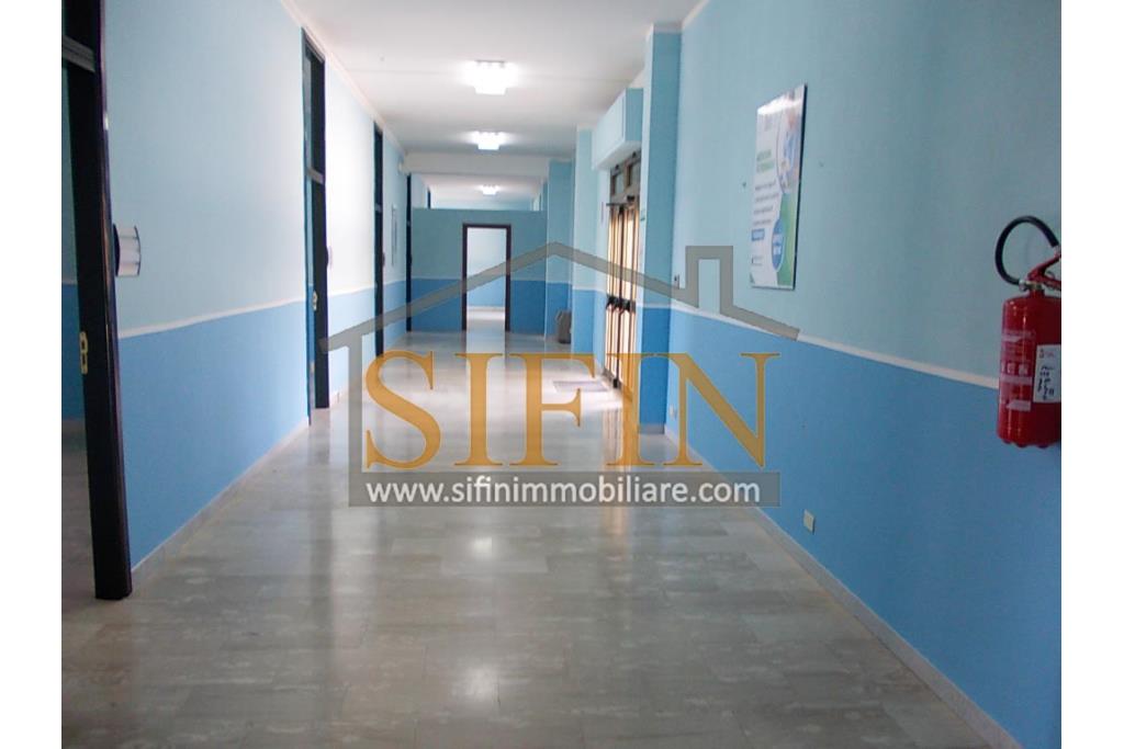 Locale Commerciale - Grottaminarda (AV) via Condotto, proponiamo in locazione locale commerciale di mq. 400,00 oltre a mq. 450,00 di piazzale ad uso esclusivo.