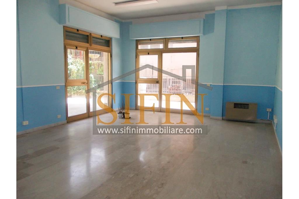 Locale Commerciale - Grottaminarda (AV) via Condotto, proponiamo in locazione locale commerciale di mq. 400,00 oltre a mq. 450,00 di piazzale ad uso esclusivo.