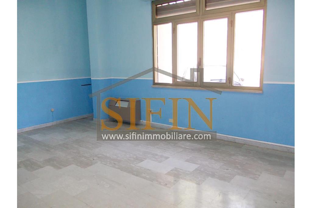 Locale Commerciale - Grottaminarda (AV) via Condotto, proponiamo in locazione locale commerciale di mq. 400,00 oltre a mq. 450,00 di piazzale ad uso esclusivo.