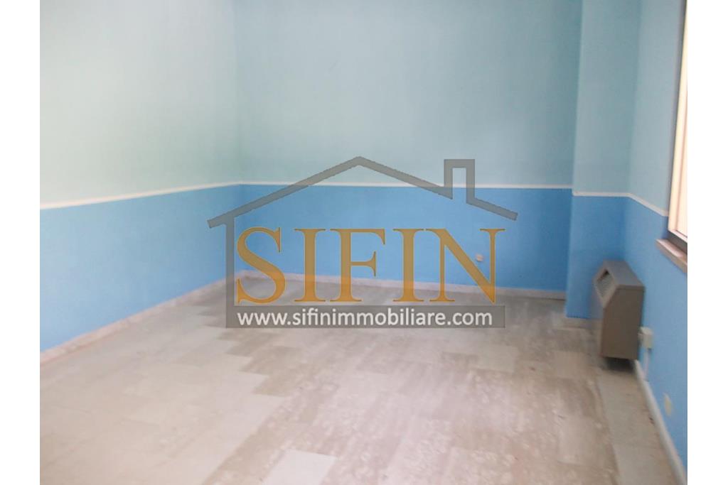 Locale Commerciale - Grottaminarda (AV) via Condotto, proponiamo in locazione locale commerciale di mq. 400,00 oltre a mq. 450,00 di piazzale ad uso esclusivo.