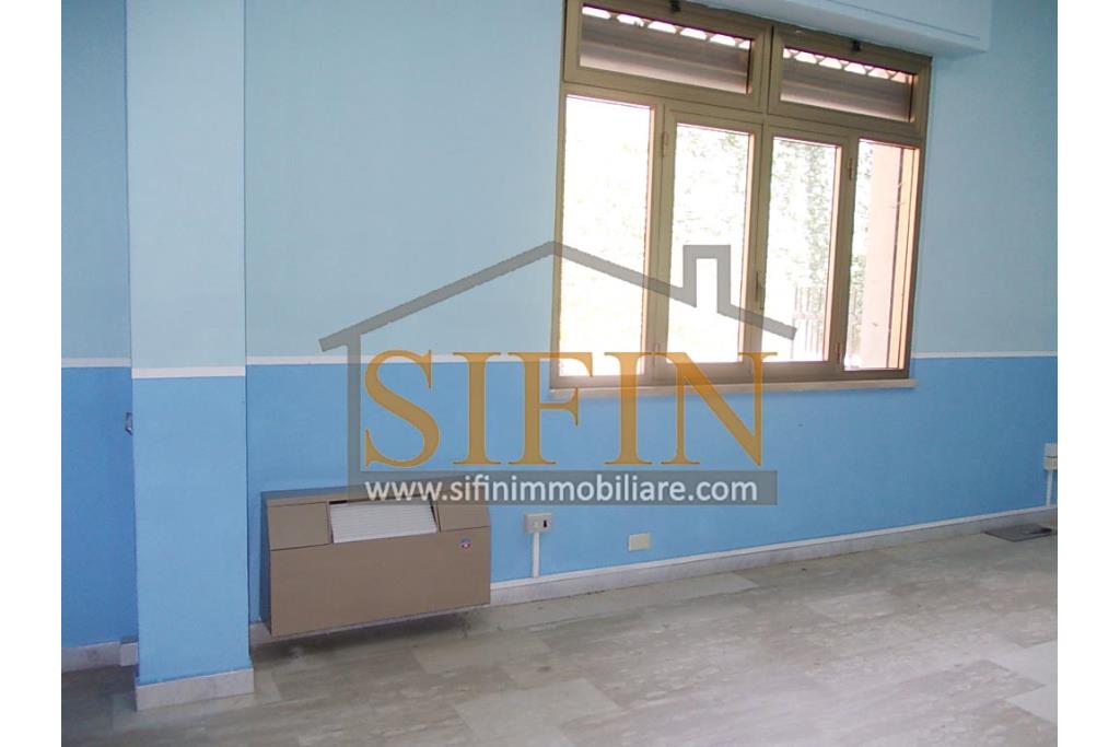 Locale Commerciale - Grottaminarda (AV) via Condotto, proponiamo in locazione locale commerciale di mq. 400,00 oltre a mq. 450,00 di piazzale ad uso esclusivo.