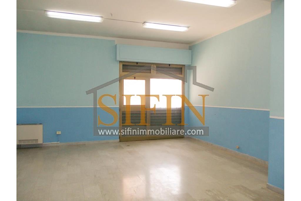 Locale Commerciale - Grottaminarda (AV) via Condotto, proponiamo in locazione locale commerciale di mq. 400,00 oltre a mq. 450,00 di piazzale ad uso esclusivo.