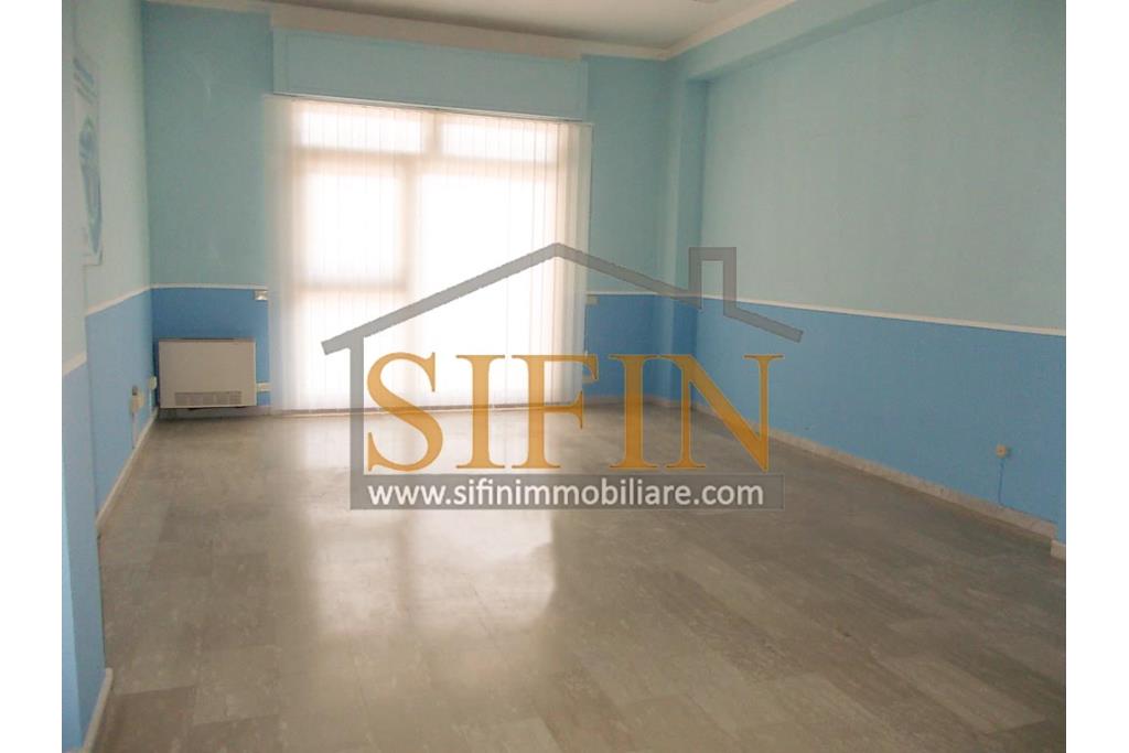 Locale Commerciale - Grottaminarda (AV) via Condotto, proponiamo in locazione locale commerciale di mq. 400,00 oltre a mq. 450,00 di piazzale ad uso esclusivo.