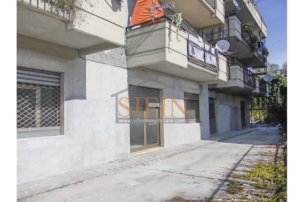 Locale Commerciale - Grottaminarda (AV) via Condotto, proponiamo in locazione locale commerciale di mq. 400,00 oltre a mq. 450,00 di piazzale ad uso esclusivo.