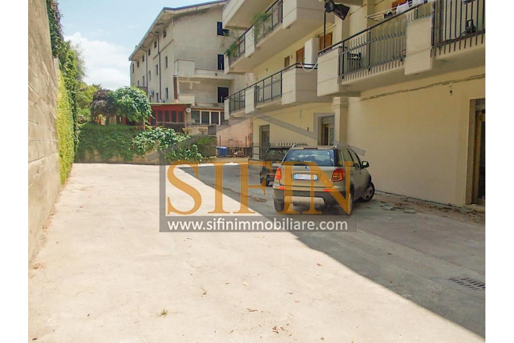 Locale Commerciale - Grottaminarda (AV) via Condotto, proponiamo in locazione locale commerciale di mq. 400,00 oltre a mq. 450,00 di piazzale ad uso esclusivo.