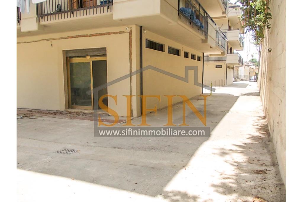 Locale Commerciale - Grottaminarda (AV) via Condotto, proponiamo in locazione locale commerciale di mq. 400,00 oltre a mq. 450,00 di piazzale ad uso esclusivo.