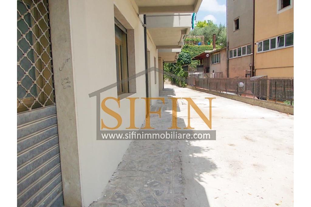 Locale Commerciale - Grottaminarda (AV) via Condotto, proponiamo in locazione locale commerciale di mq. 400,00 oltre a mq. 450,00 di piazzale ad uso esclusivo.