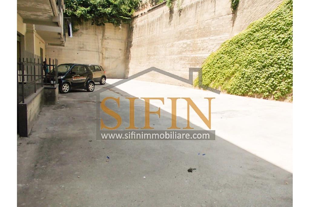 Locale Commerciale - Grottaminarda (AV) via Condotto, proponiamo in locazione locale commerciale di mq. 400,00 oltre a mq. 450,00 di piazzale ad uso esclusivo.