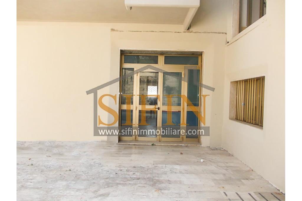 Locale Commerciale - Grottaminarda (AV) via Condotto, proponiamo in locazione locale commerciale di mq. 400,00 oltre a mq. 450,00 di piazzale ad uso esclusivo.
