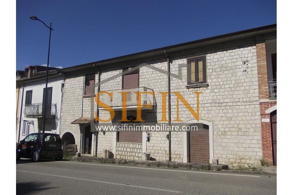 Casa con Giardino - Montefusco, localit� Serra, strada provinciale per Pratola Serra, proponiamo in vendita fabbricato indipendente di complessivi mq. 340,00 oltre a mq. 1.100,00 di giardino di cui mq. 400,00 edificabili (zona 