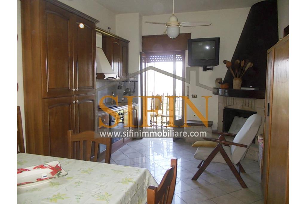 Casa con Giardino - Montefusco, localit� Serra, strada provinciale per Pratola Serra, proponiamo in vendita fabbricato indipendente di complessivi mq. 340,00 oltre a mq. 1.100,00 di giardino di cui mq. 400,00 edificabili (zona 