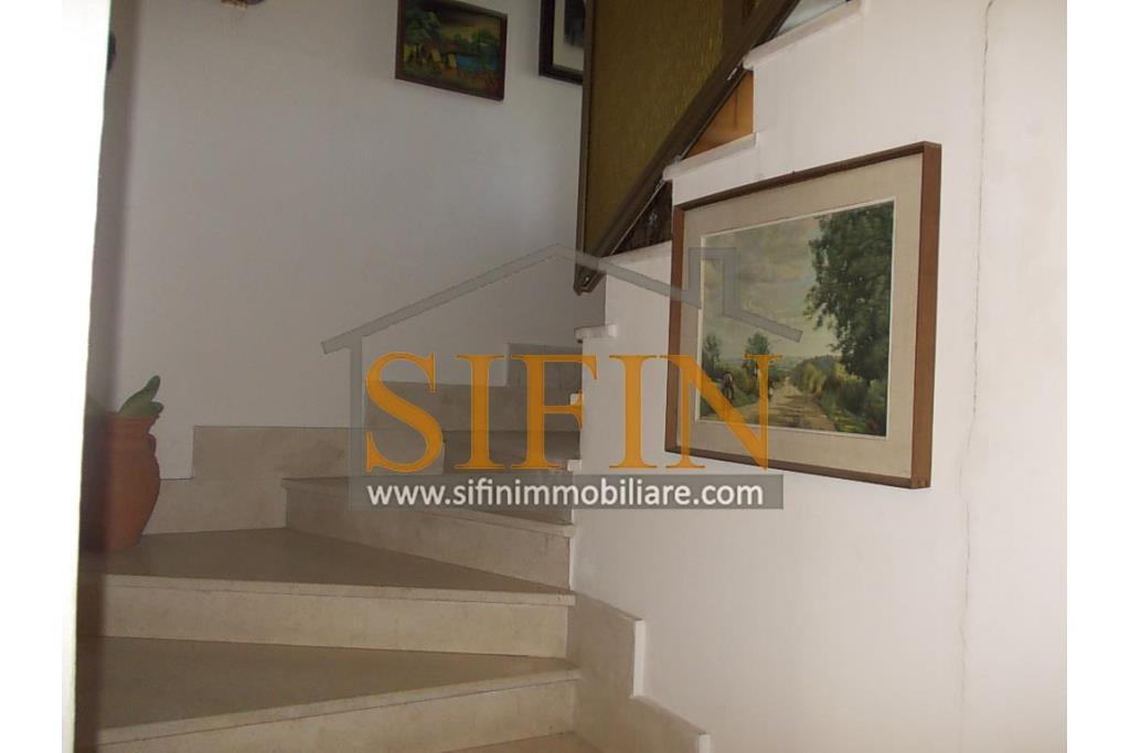 Casa con Giardino - Montefusco, localit� Serra, strada provinciale per Pratola Serra, proponiamo in vendita fabbricato indipendente di complessivi mq. 340,00 oltre a mq. 1.100,00 di giardino di cui mq. 400,00 edificabili (zona 