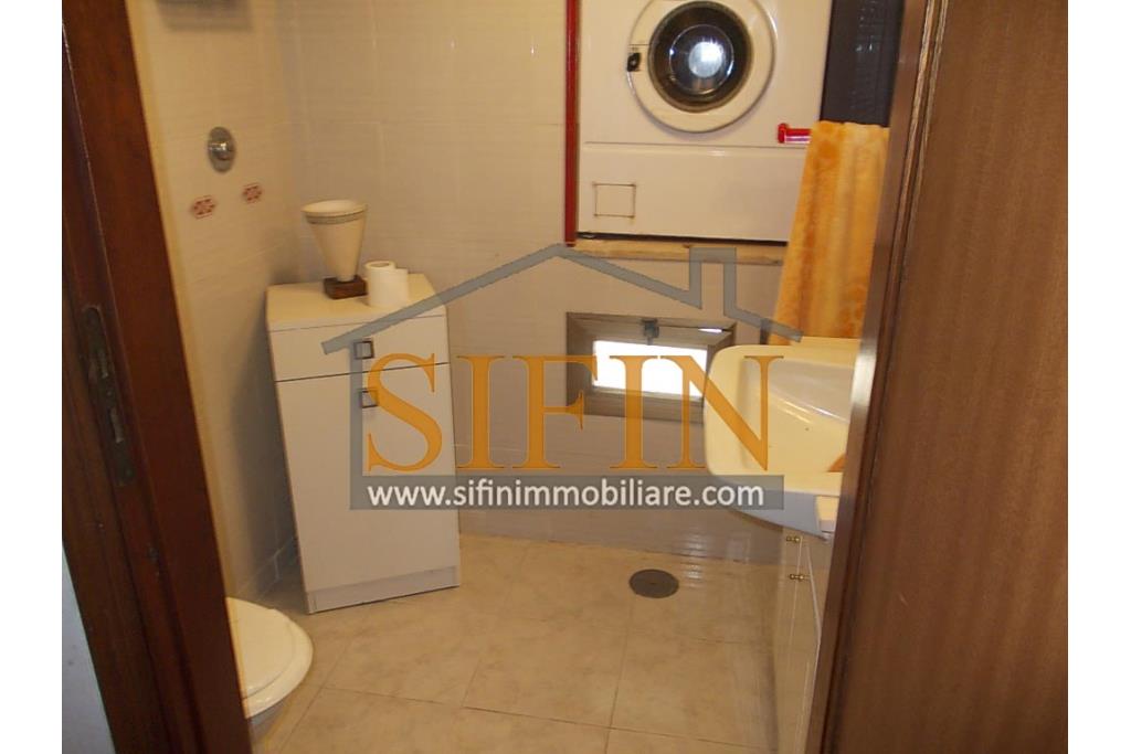 Casa con Giardino - Montefusco, localit� Serra, strada provinciale per Pratola Serra, proponiamo in vendita fabbricato indipendente di complessivi mq. 340,00 oltre a mq. 1.100,00 di giardino di cui mq. 400,00 edificabili (zona 