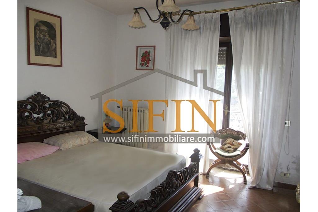 Casa con Giardino - Montefusco, localit� Serra, strada provinciale per Pratola Serra, proponiamo in vendita fabbricato indipendente di complessivi mq. 340,00 oltre a mq. 1.100,00 di giardino di cui mq. 400,00 edificabili (zona 