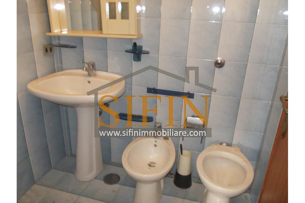 Casa con Giardino - Montefusco, localit� Serra, strada provinciale per Pratola Serra, proponiamo in vendita fabbricato indipendente di complessivi mq. 340,00 oltre a mq. 1.100,00 di giardino di cui mq. 400,00 edificabili (zona 