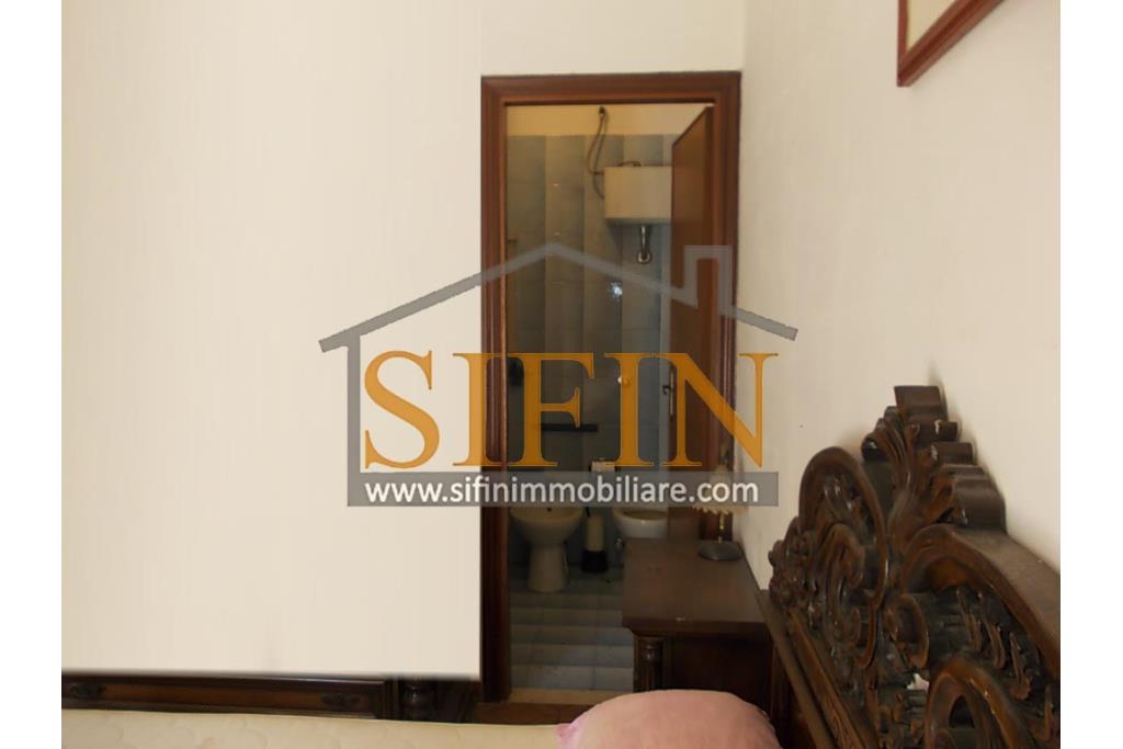 Casa con Giardino - Montefusco, localit� Serra, strada provinciale per Pratola Serra, proponiamo in vendita fabbricato indipendente di complessivi mq. 340,00 oltre a mq. 1.100,00 di giardino di cui mq. 400,00 edificabili (zona 